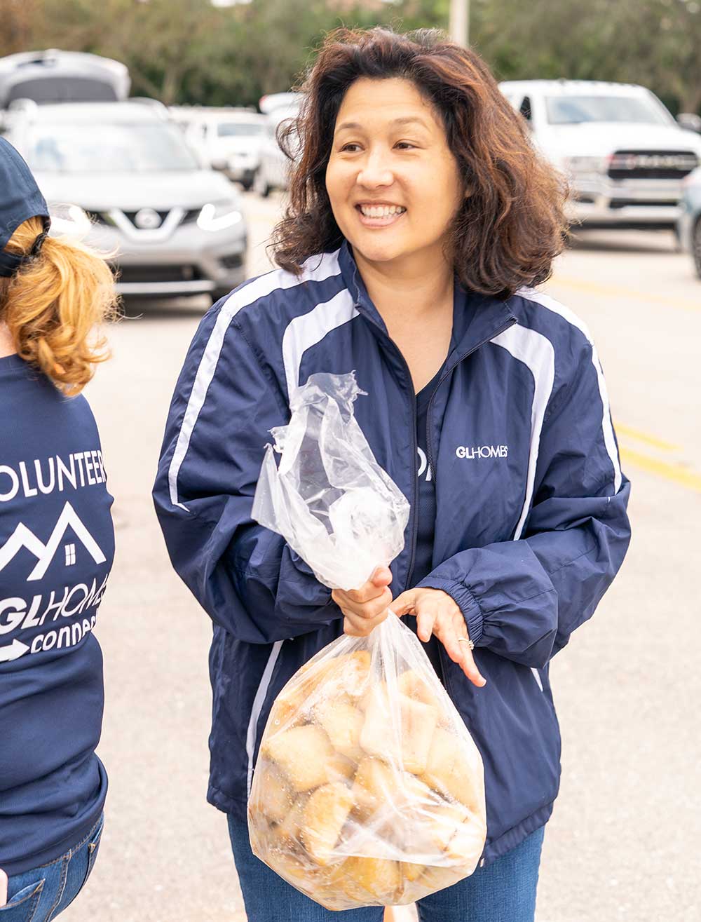 GL Homes distributes food for Thanksgiving.