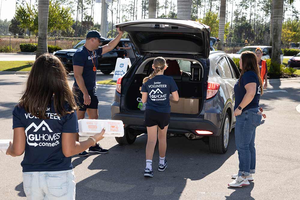 GL Homes Volunteers at the St. Matthew’s House in Naples turkey giveaway.