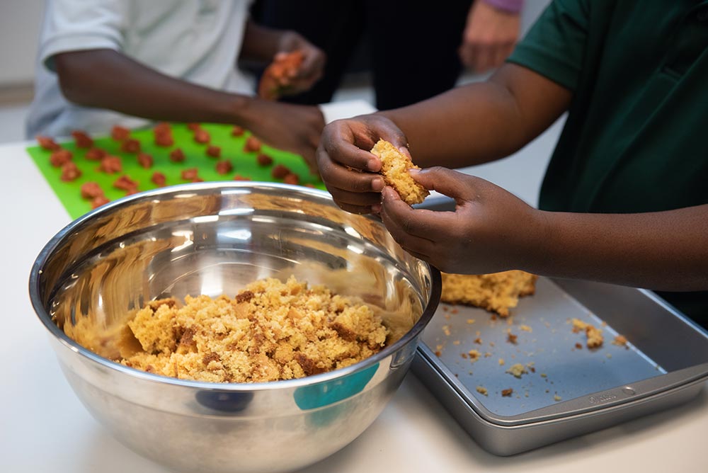 GL Homes helps Urban Youth Impact kids make Thanksgiving foods