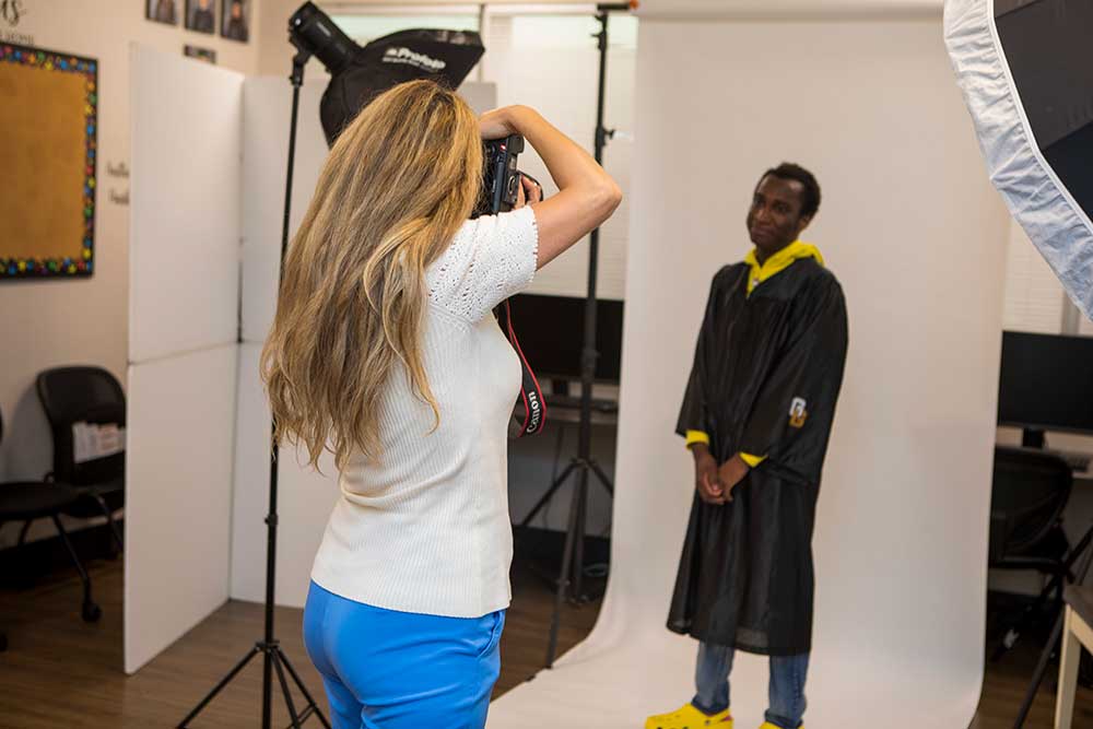 GL Homes photographer takes pictures of graduating class of 2022.