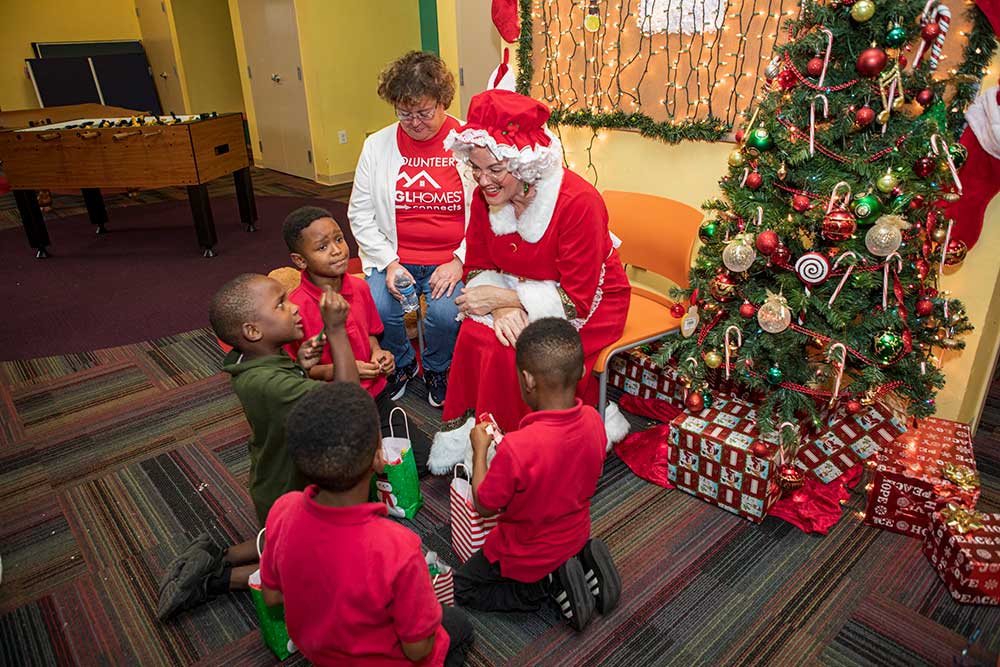 Mrs. Claus and GL Homes with Boys & Girls Clubs of Lee County members.
