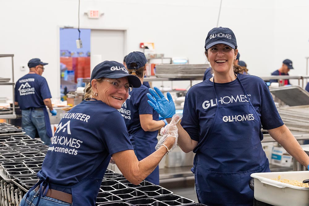 GL Homes prepares nutritious meals for Feeding South Florida.